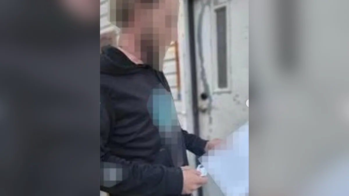 Frame do vídeo divulgado pela Activision: homem com o rosto borrado na porta de casa, de moletom escuro, segurando os documentos da notificação judicial