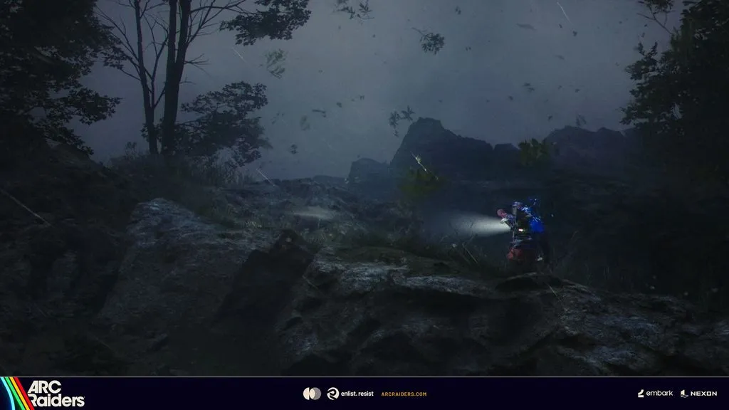 Raider explorando terreno rochoso durante tempestade com detritos voando e escudo brilhando em Arc Raiders