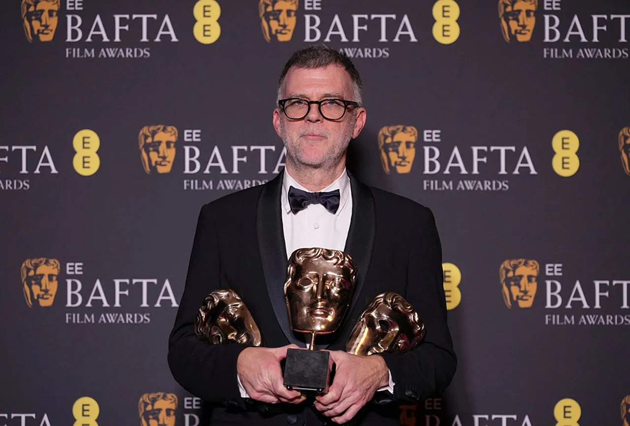 Paul Thomas Anderson no palco do BAFTA 2026 após vencer o prêmio de melhor direção por Uma Batalha Após a Outra