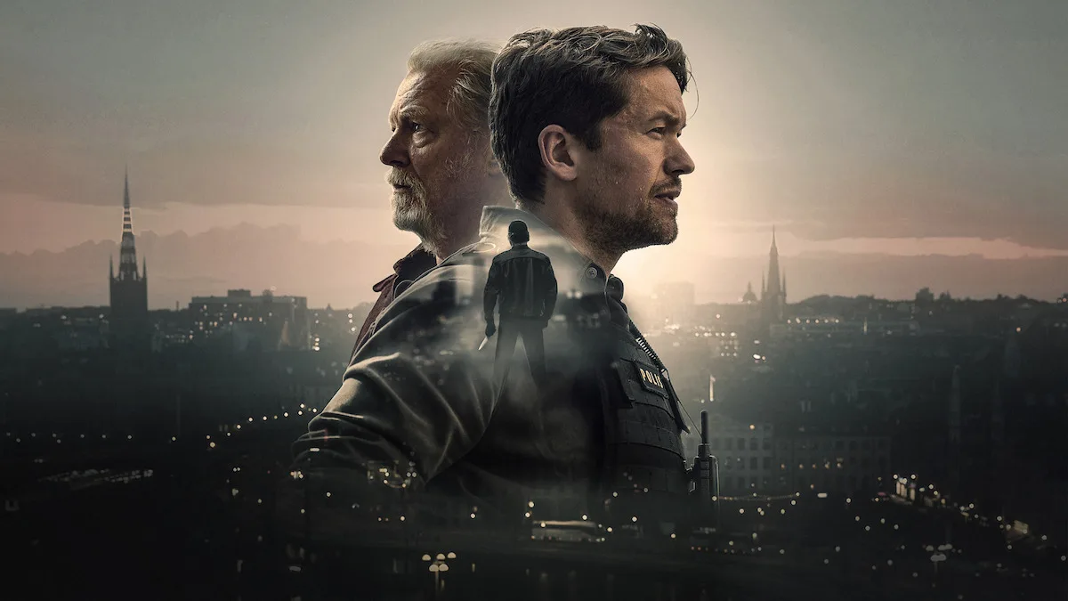 Arte oficial de Blood Sacrifice: Jakob Oftebro de colete da polícia à frente e Peter Andersson atrás, os dois de perfil, sobre a silhueta de Estocolmo ao anoitecer