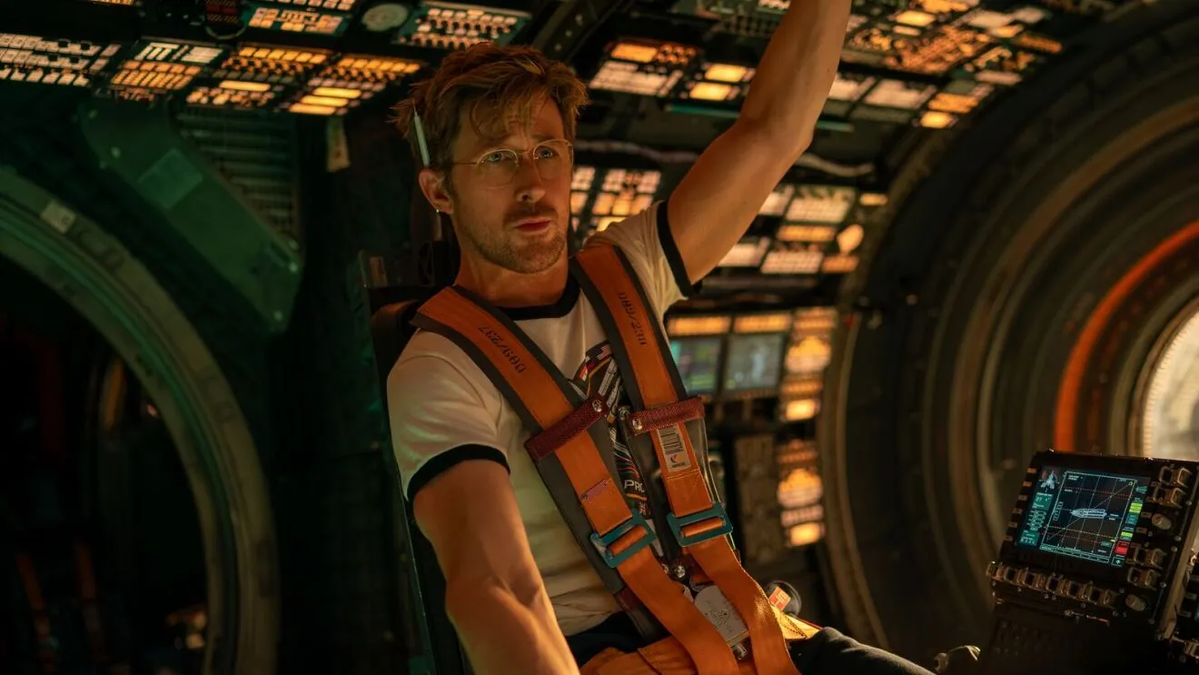 Ryan Gosling como Ryland Grace dentro da nave espacial em cena de Devoradores de Estrelas
