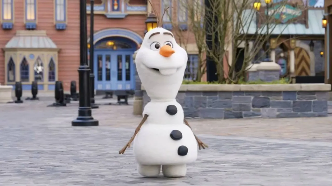 Robô animatrônico de Olaf interagindo com público na Disneyland Paris antes de cair