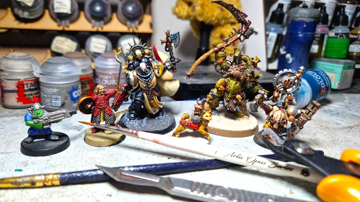 Miniaturas Warhammer pintadas a mao com materiais de pintura