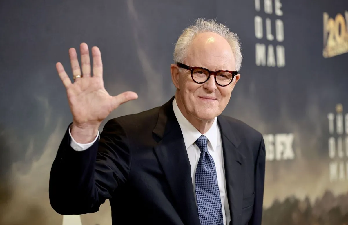 John Lithgow em evento de divulgação da série Harry Potter da HBO