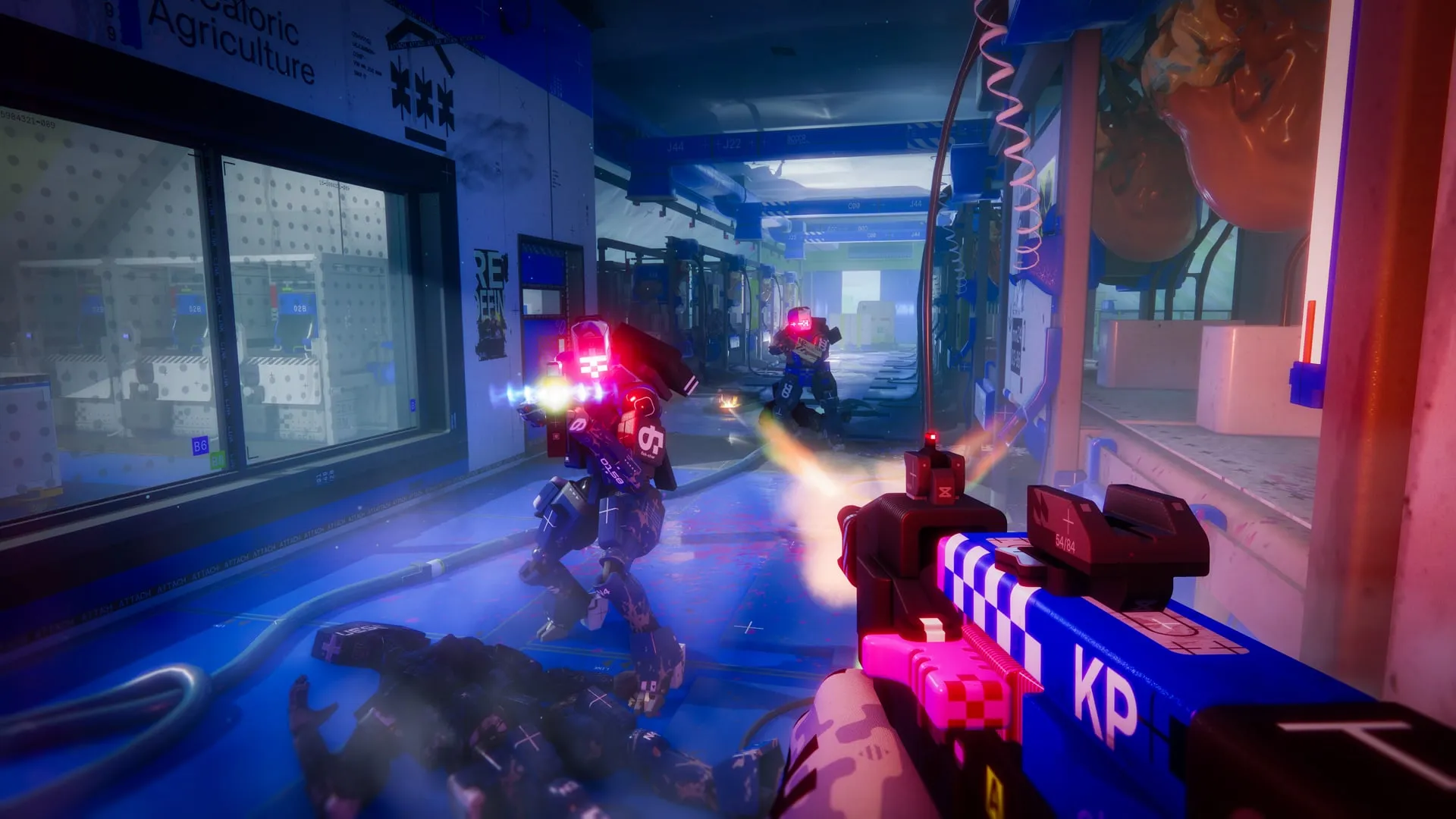 Gameplay de Marathon em primeira pessoa mostrando combate em corredor sci-fi com neon