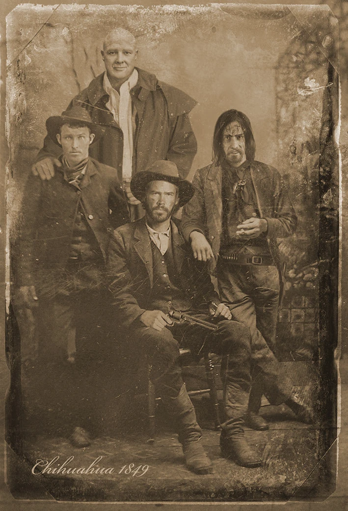 Retrato estilo daguerreótipo do bando de Glanton legendado Chihuahua 1849, com o juiz Holden calvo e gigante ao fundo