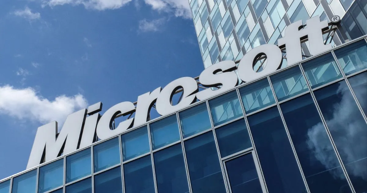 Fachada de um dos escritórios da Microsoft com o logotipo da empresa