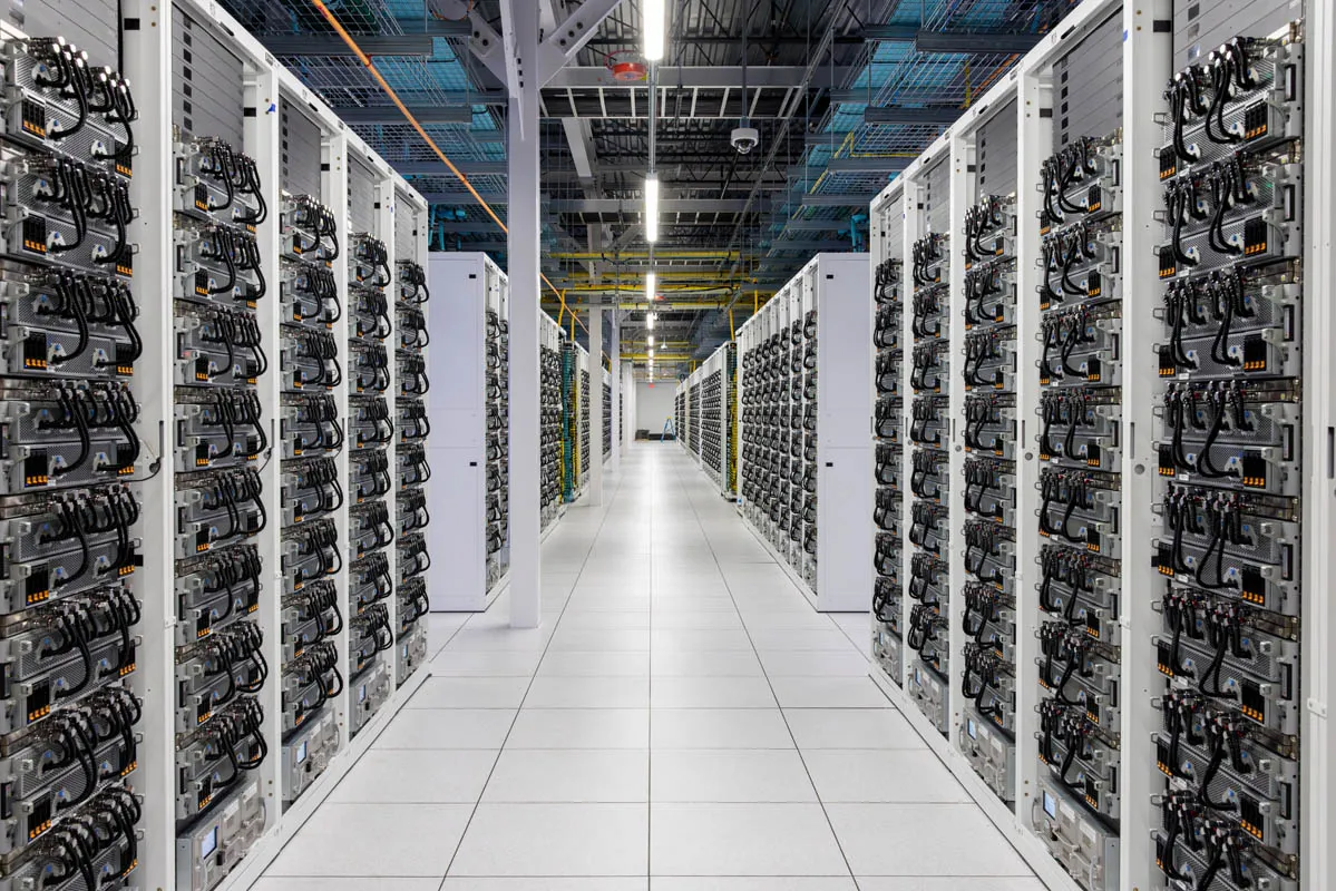 Interior do data center Colossus da xAI em Memphis, com fileiras de servidores GPU da Supermicro