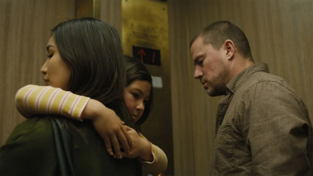 Cena do filme Josephine, estrelado por Channing Tatum e Gemma Chan