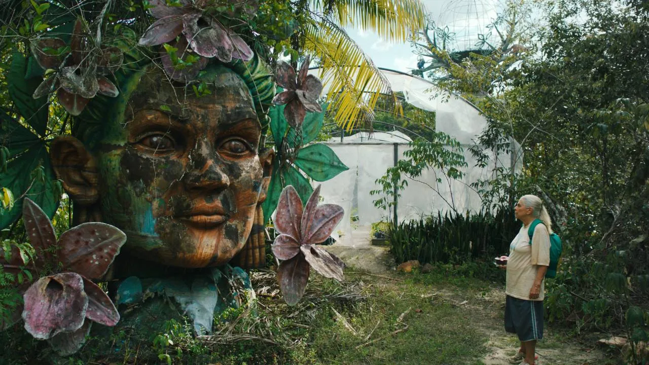 Cena do filme O Último Azul mostrando uma mulher idosa em um barco no rio Amazonas