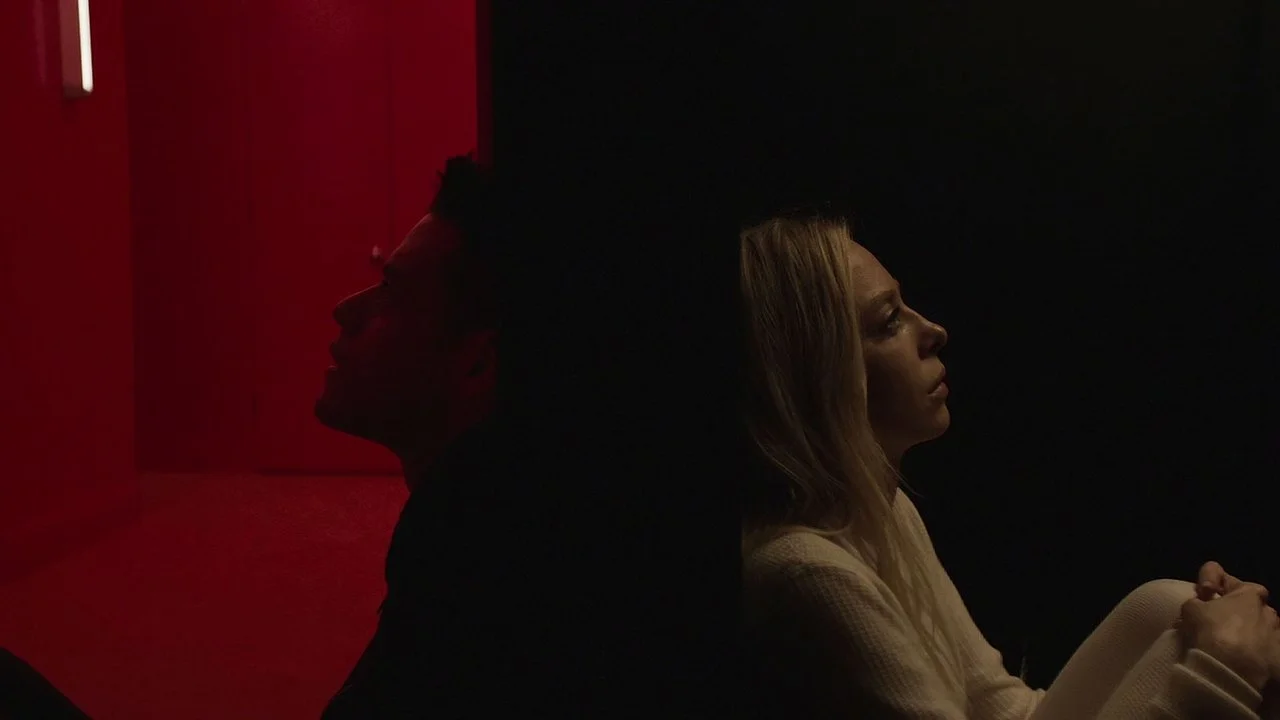 Cena icônica de Mr. Robot com Elliot e Mr. Robot