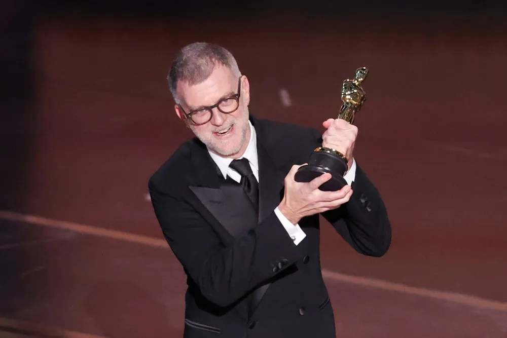 Paul Thomas Anderson segura a estatueta de Melhor Diretor no Oscar 2026