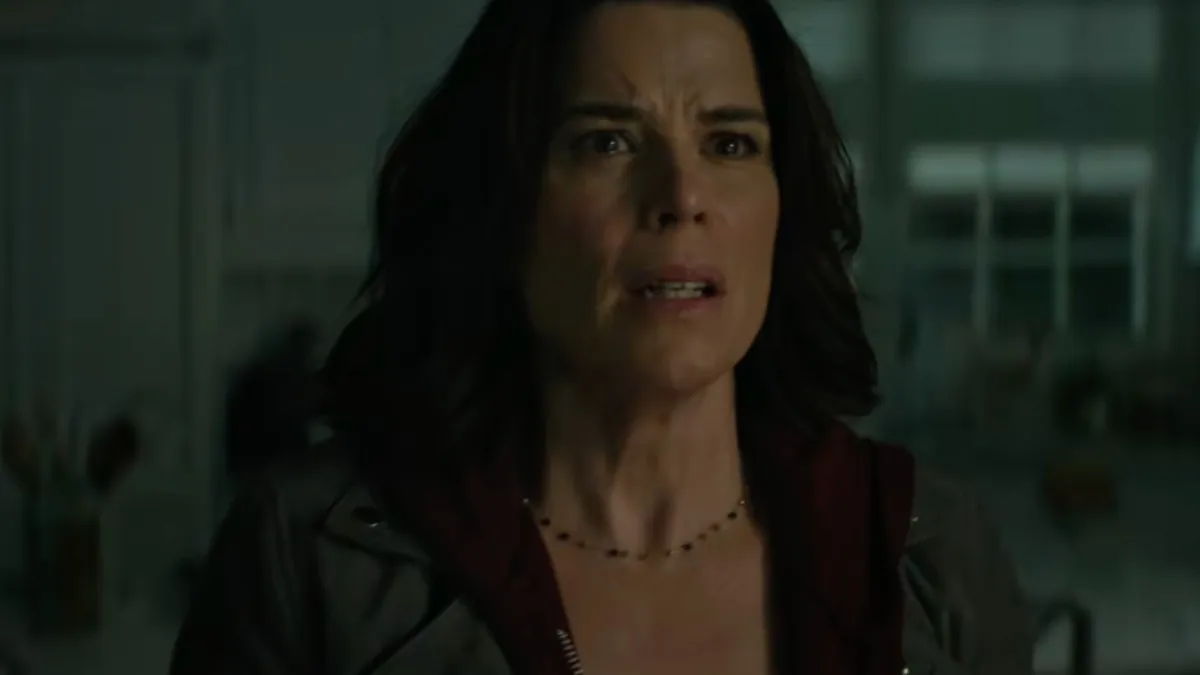 Neve Campbell em cena promocional de Pânico 7