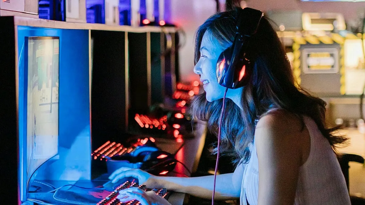 Setup gamer com PC iluminado e perifericos, representando o crescimento do mercado de jogos para PC