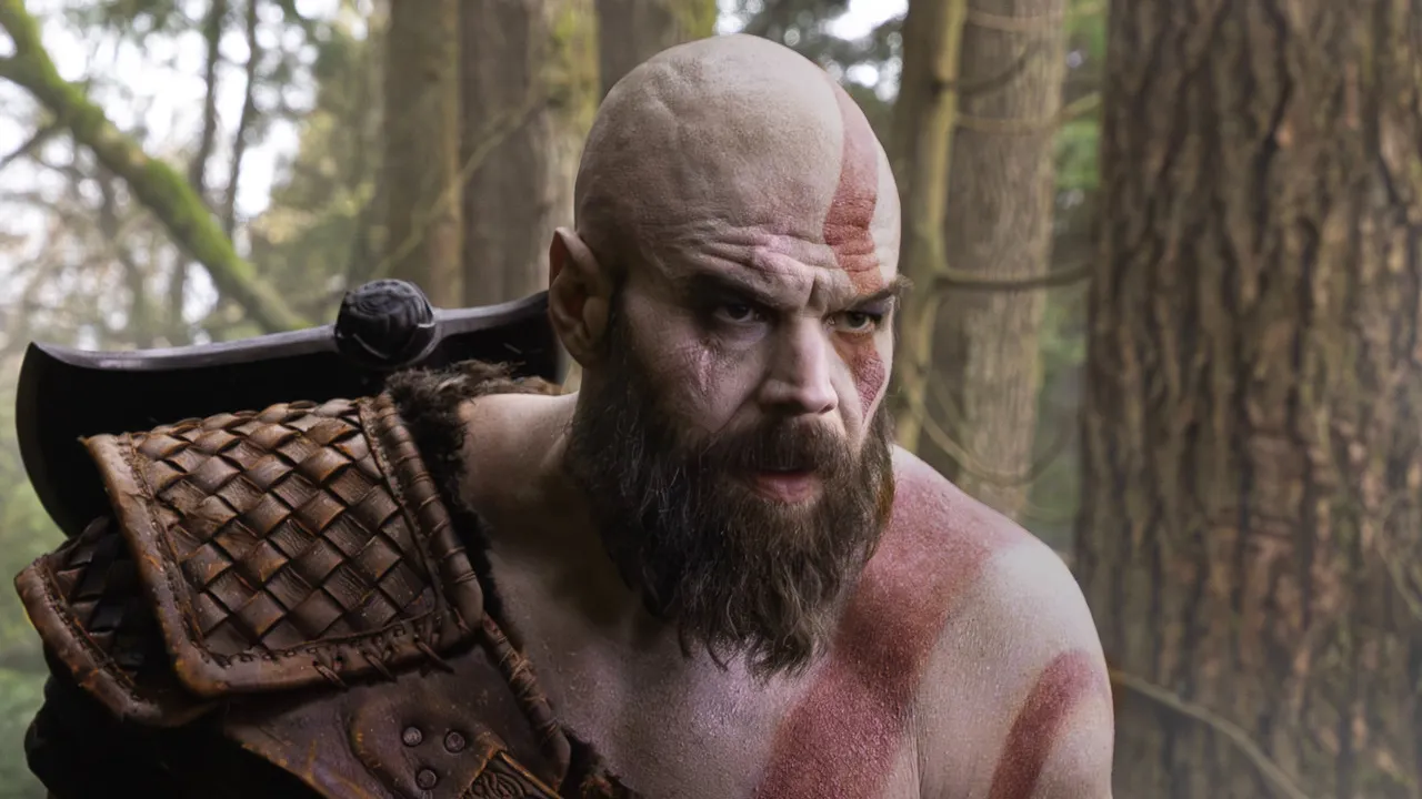 Close do rosto de Ryan Hurst como Kratos na série God of War do Prime Video