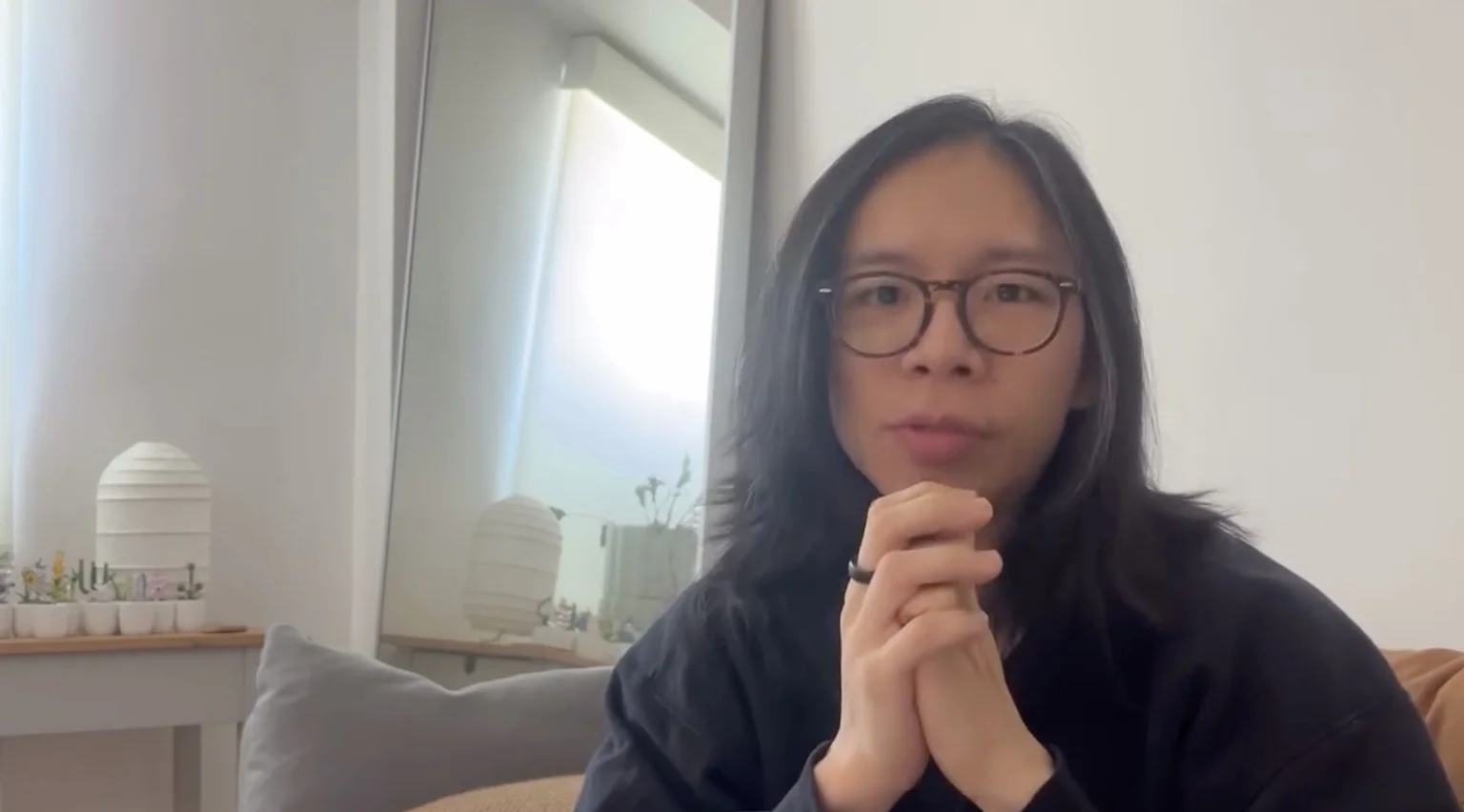 Sam Eng, desenvolvedor de Skate Story, em vídeo gravado no sofá de casa