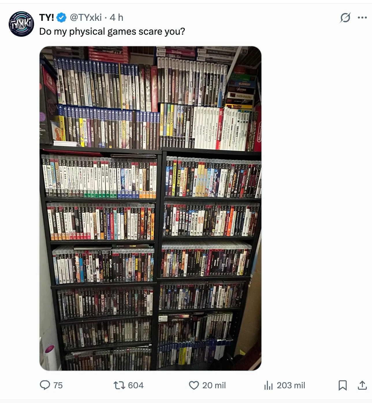 Tweet de @TYxki perguntando "Do my physical games scare you?" sobre a foto de uma estante abarrotada de jogos de PS4, PS3 e Wii em caixinha
