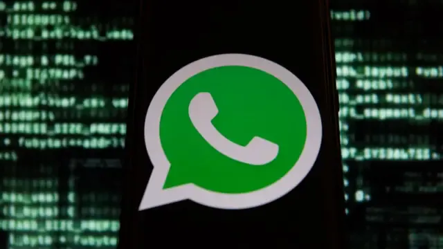 Smartphone Android exibindo notificação de atualização falsa com alerta de segurança sobreposto