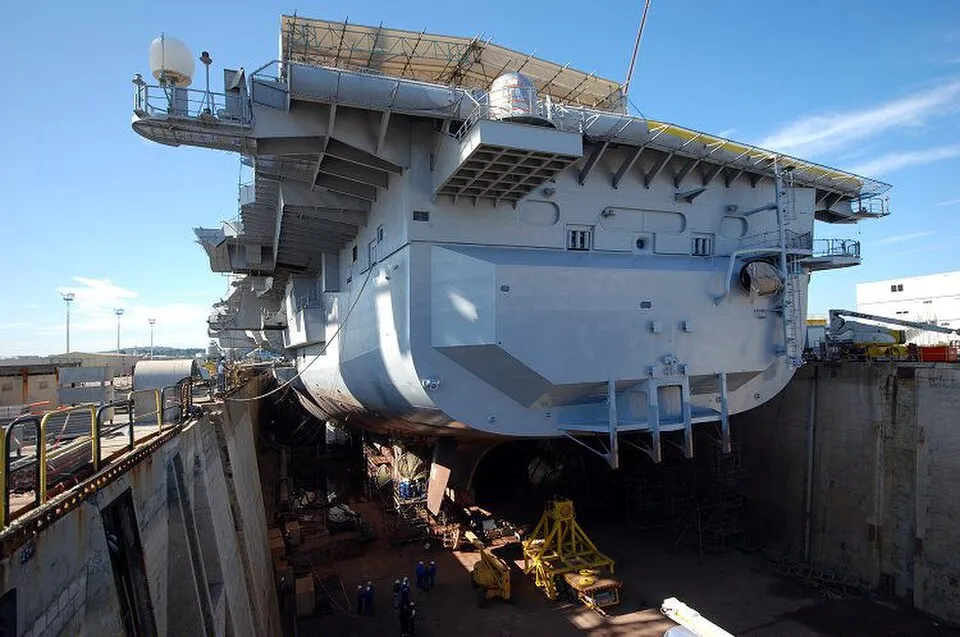 Porta-aviões nuclear Charles de Gaulle da Marinha francesa em operação no mar