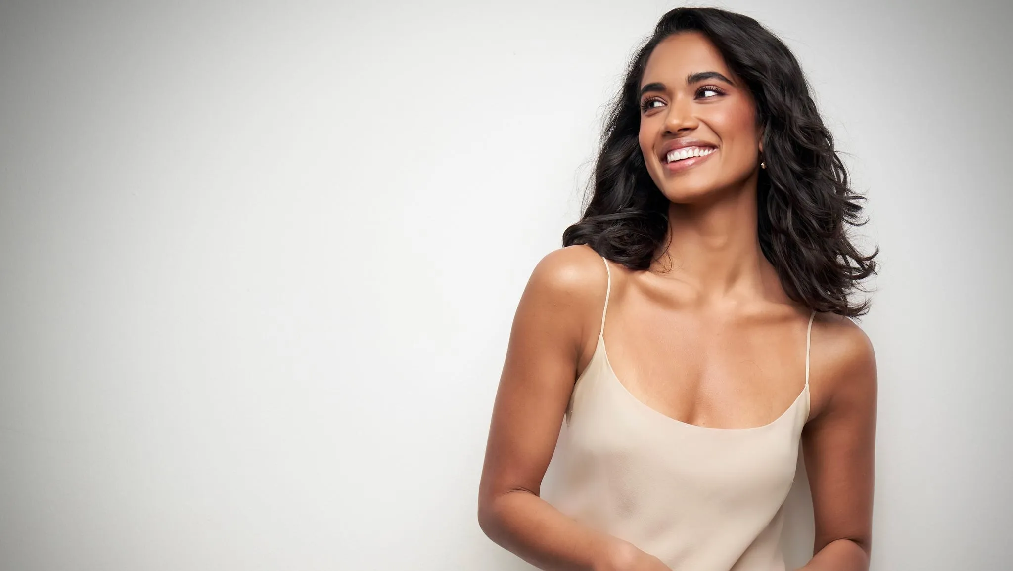 Supriya Ganesh como Dra. Samira Mohan na série The Pitt da HBO