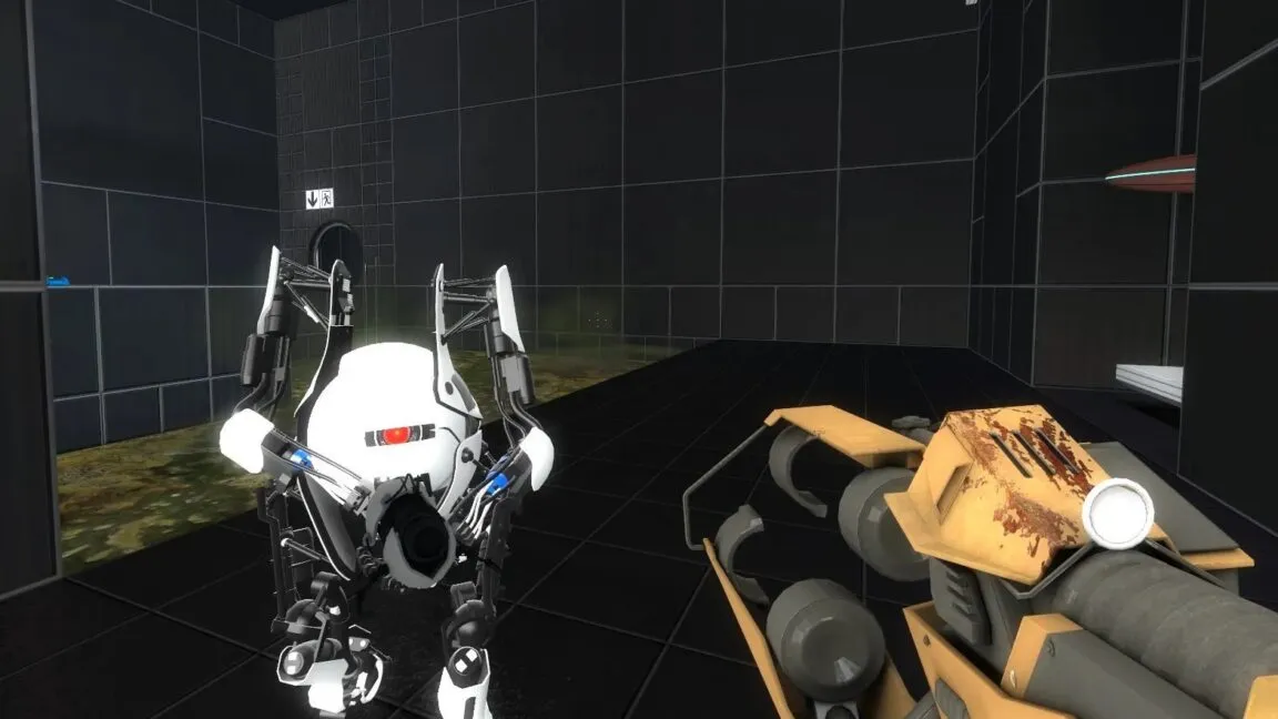 Câmara de teste de Portal 2 com um robô da Aperture ao fundo e, em primeira pessoa, o Weaponizer: uma arma amarelada e enferrujada feita para Half-Life 2: Episode Three