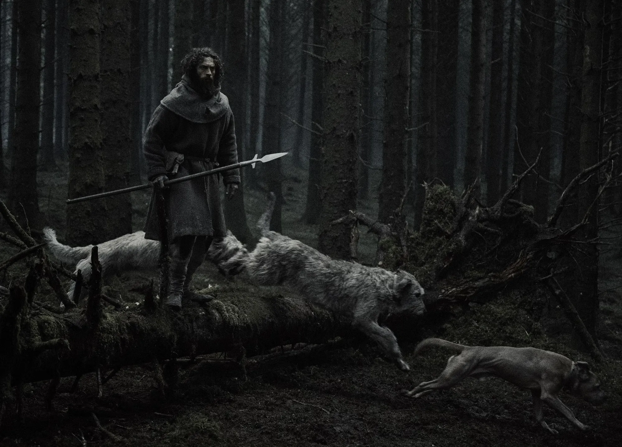 Aaron Taylor-Johnson como lobisomem em cena sombria do filme Werwulf de Robert Eggers, ambientado na Inglaterra medieval