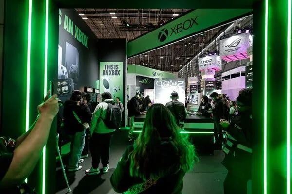 Logo do Xbox sobre fundo escuro com estúdios da Microsoft afetados pelas demissões de 2026